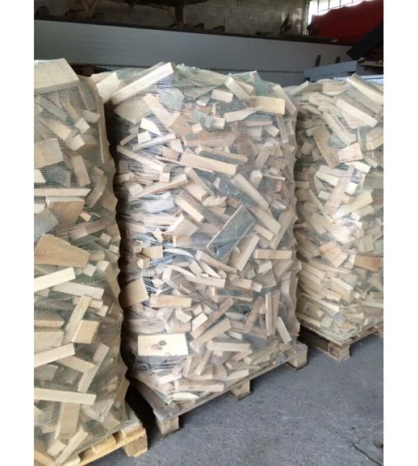 Restos de madera de aserradero en grandes sacos sobre palés.
